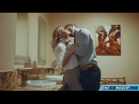 ❤️ Uma blonde obugaxayo ekuyenga endlini yangasese yomphakathi Ucansi lwendunu kithi